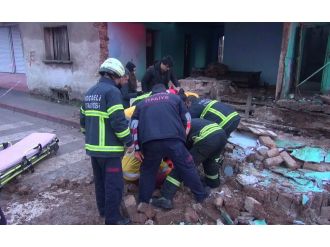 Yoldan geçen öğrenci, yıkılan duvarın altında kaldı