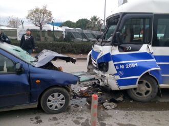 Otomobil minibüse çarptı: 2 ölü, 8 yaralı