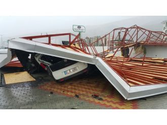 İskenderun’da fırtına hayatı felç etti