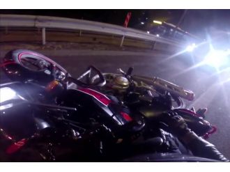 Motosiklet, emniyet şeridinde duran araca böyle çarptı