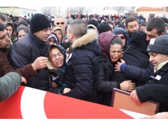 Şehidin sözlüsü yürek dağladı: Ben sana gelinliğimle gelecekken...