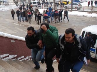 Taciz iddiasıyla adliyeye sevk edilen öğretmene linç girişimi