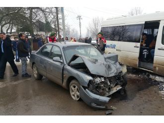 Otomobil öğrenci servisi ile çarpıştı: 12 yaralı