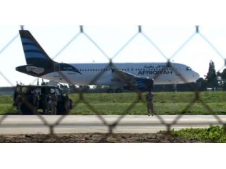 Libya uçağını kaçıran korsanlar teslim oldu