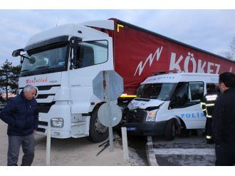 Çevik kuvvet minibüsü ile tır çarpıştı: 11 yaralı