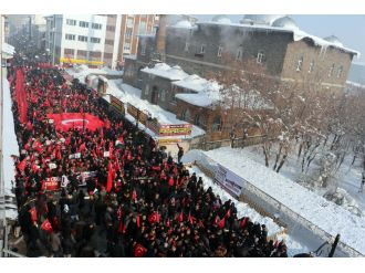 Eksi 25 derecede ‘teröre lanet’ yürüyüşü