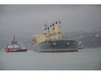 Boğazda karaya oturan gemi kurtarıldı