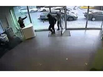 İstanbul’da silahlı banka soygunu kamerada