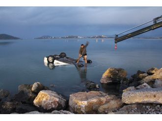 Otomobil denize uçtu: 1 ölü, 3 yaralı