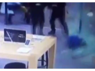 Kapıyı açmak isteyen çocuk canından oluyordu