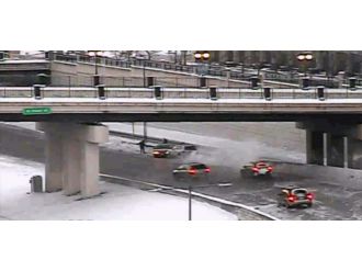 Otomobilin altında kalmaktan son anda kurtuldular