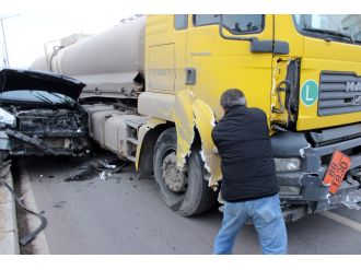 Asit tankeri karşı şeritteki otomobile çarptı