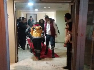 Başına buz kütlesi düşen Suriyeli çocuk ağır yaralandı