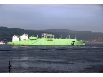 Doğalgaz tankeri boğazı kapattı