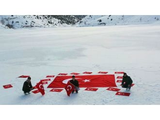 Buz tutmuş gölette teröre lanet