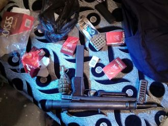 Silah ve el bombası ele geçirildi: 5 kişi gözaltına alındı