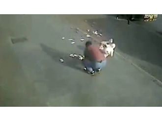 Para dolu çantayı düşürdü: Rüzgar paraları uçurdu