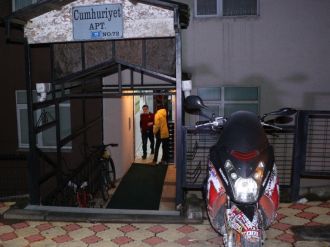 Apartman girişinde silahlı saldırıya uğradı