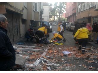 Balkon çöktü: 3 yaralı