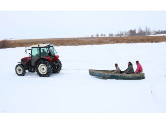 Balıkçıların traktörlü kayak keyfi