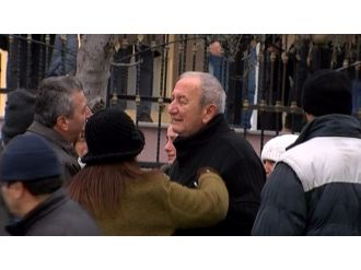 Tepki gösterilen iş adamı cenazeyi ağlayarak terk etti