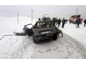 Otomobille minibüs çarpıştı: 1 ölü, 11 yaralı