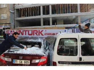 Kar kütlesi 5 aracı hurdaya çevirdi