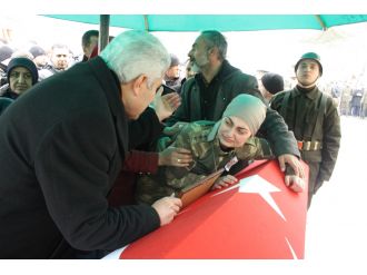 Şehit nişanlısını askeri üniformayla uğurladı