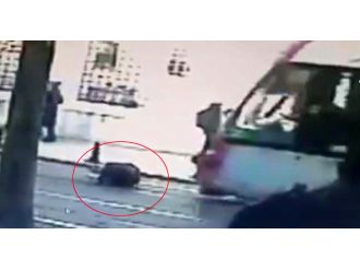 Tramvayın önüne böyle atladı