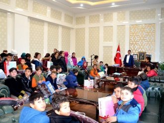 Türkoğlu ilçesinde Öğrencilerden Türkmenlere battaniye