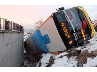 Öğrencileri taşıyan otobüs devrildi: 11 yaralı