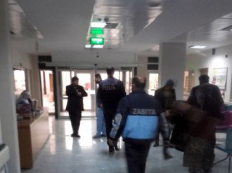 Zabıtayı darp eden şahısları linçten polis kurtardı