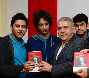 Onikişubat Belediyesi Öğrencilere "Safahat" kitabı dağıttı