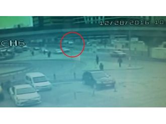 Servis minibüsü alt geçide böyle uçtu