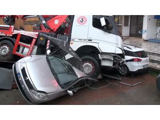 İstanbul’da kamyon dehşeti: 6 aracı ezdi