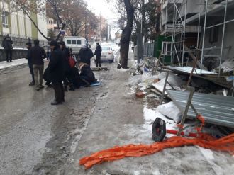 Başkent’te fırtınanın uçurduğu saç levha bir kişiyi yaraladı