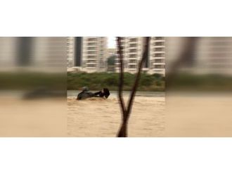 Baba kız selde böyle sürüklendi