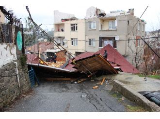 Sarıyer’de bir binanın çatısı başka bir evin bahçesine uçtu