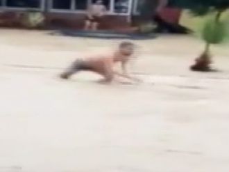 Soyundu, sele daldı