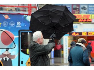 İstanbul’da şiddetli rüzgar hayatı olumsuz etkiliyor
