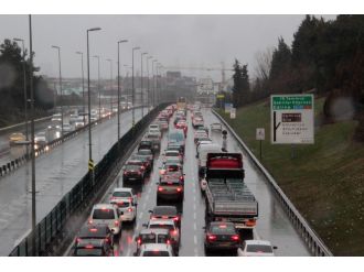 Hava koşulları İstanbul trafiğini durma noktasına getirdi