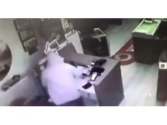 Telefon hırsızları güvenlik kamerasına yakalandı