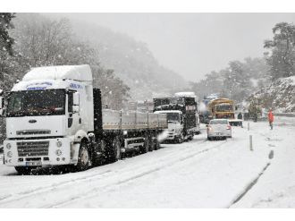 İzmir’de 200 araç mahsur kaldı