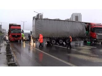 Tır yan döndü, TEM felç oldu