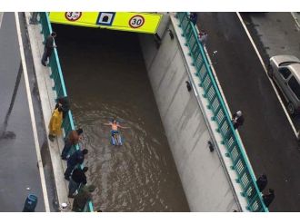 Selde deniz yatağıyla yüzme keyfi
