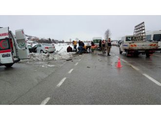 Öğrenci servisi ile otomobil çarpıştı: 13 yaralı