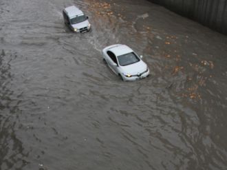 Alt geçidi su bastı, vatandaşlar mahsur kaldı