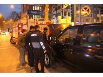 Seyir halindeki otomobil alev aldı