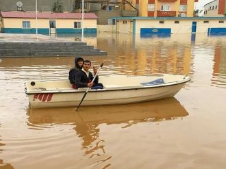 Göle dönen yolda kayıkla gezinti
