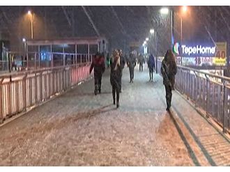 İstanbul’da beklenen kar yağışı başladı
